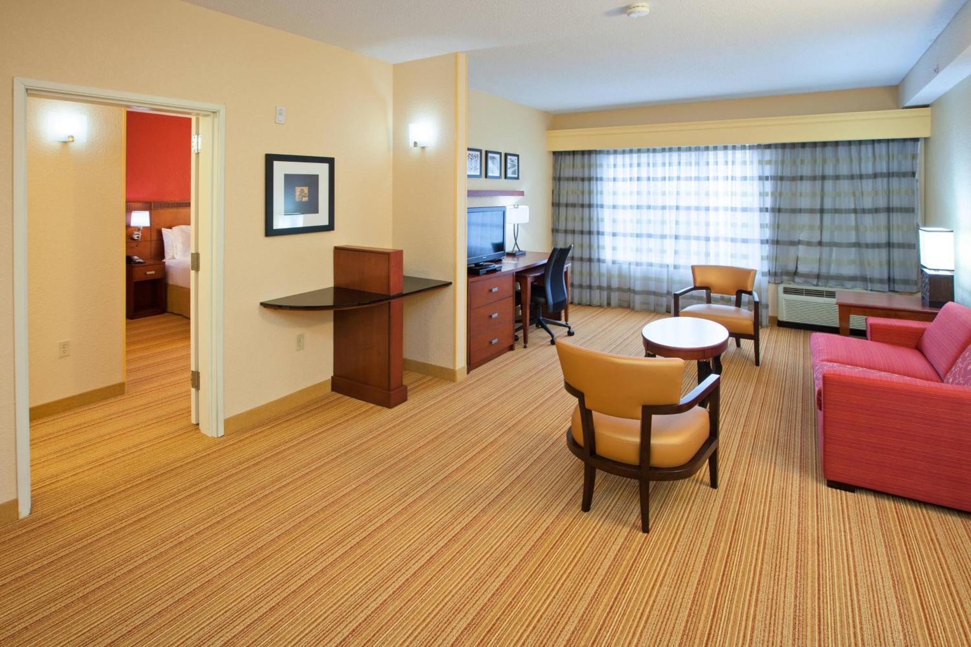 Courtyard Louisville Northeast Стая снимка