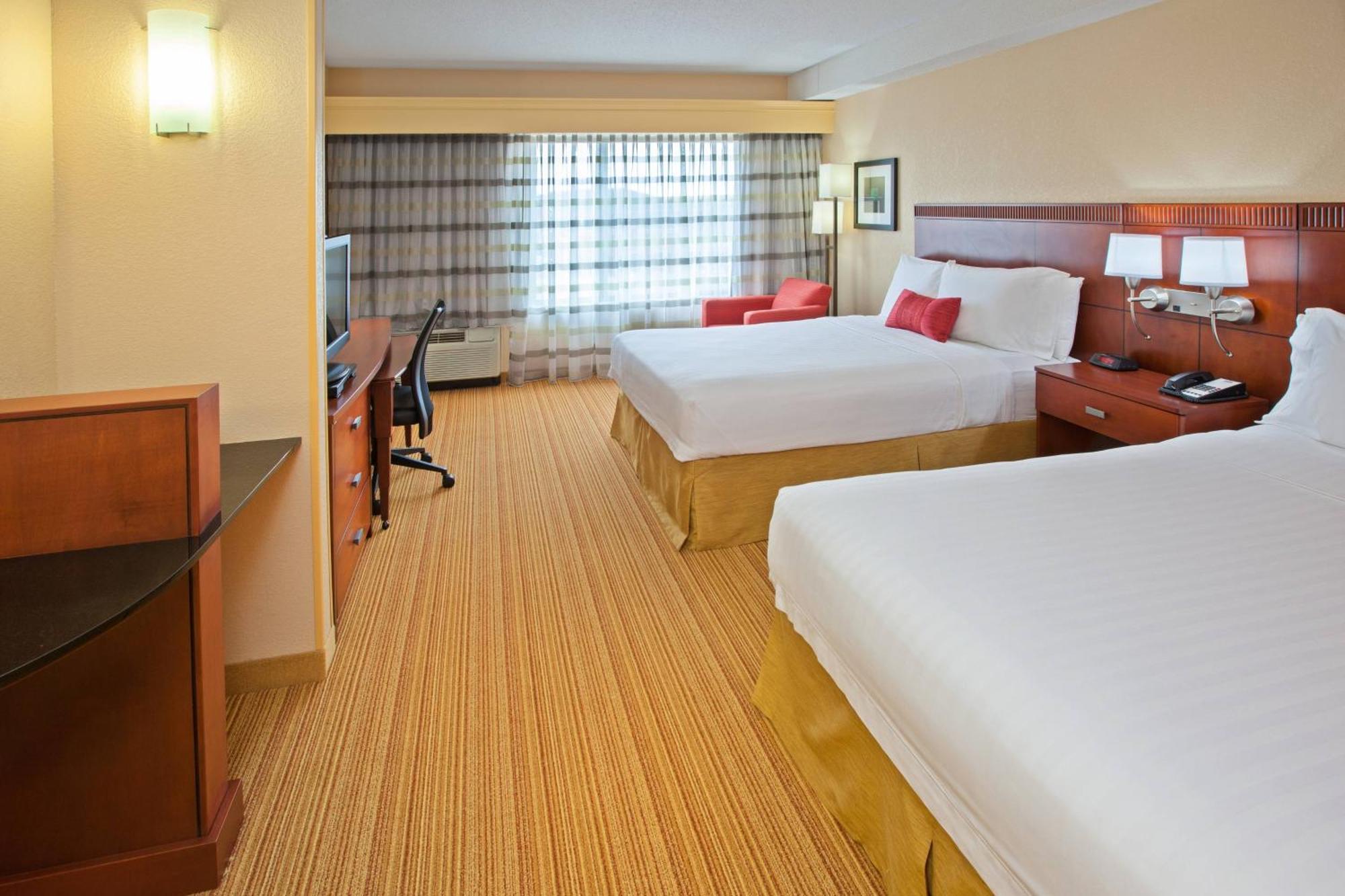 Courtyard Louisville Northeast Екстериор снимка