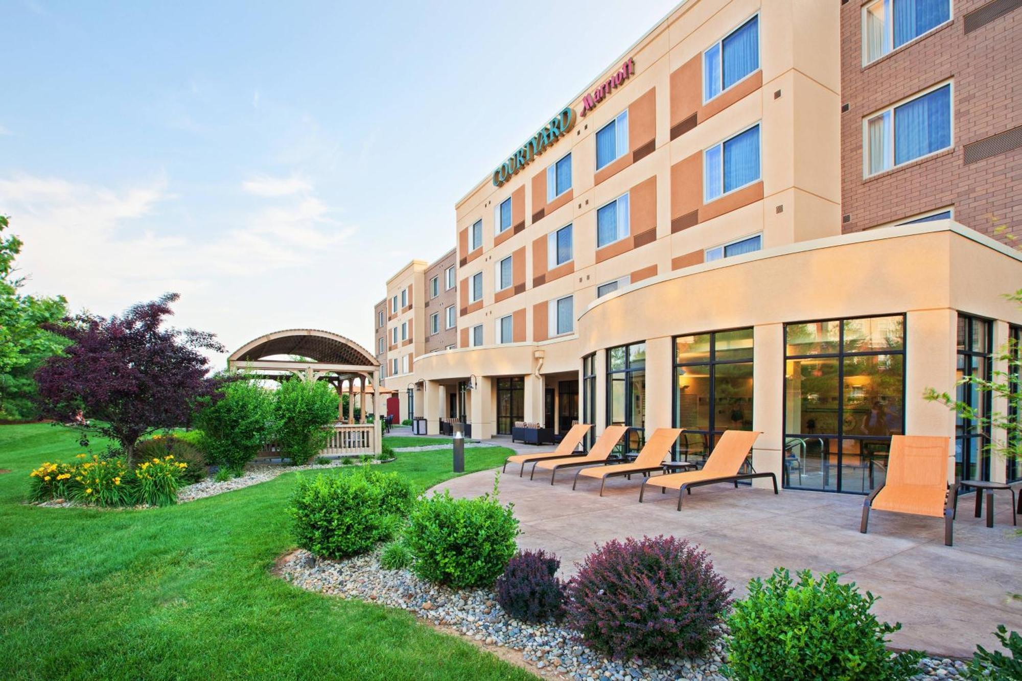 Courtyard Louisville Northeast Екстериор снимка